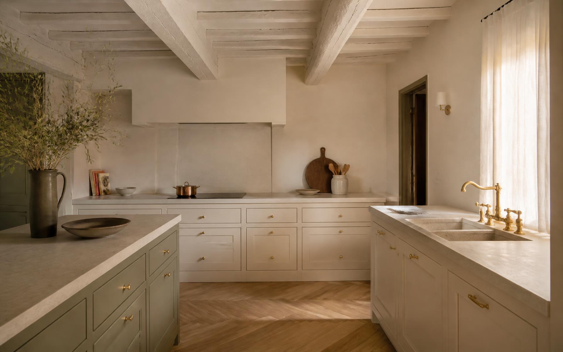 Provence kuchyňa s maľovanými frontami, kamennou doskou a mosadznými detailmi